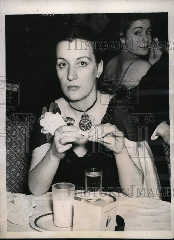 1939 Press Photo New York Marguerite Von Bergner at the Kit Kat Club NYC - Historic Images