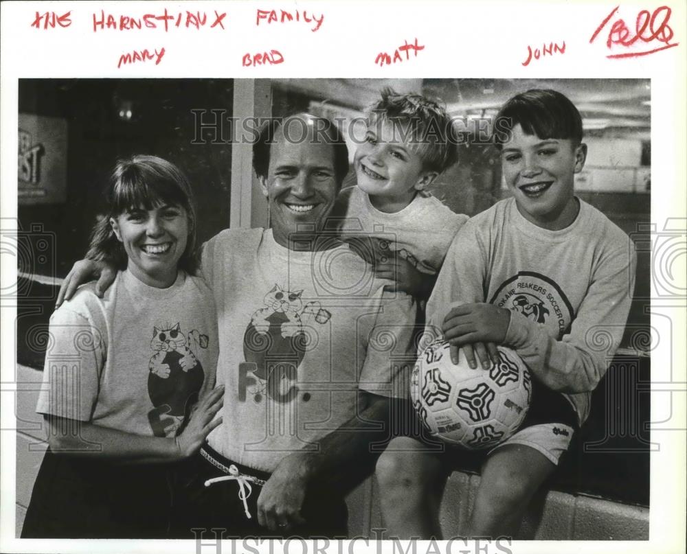 1993 Press Photo Soccer coach Brad Harnetiaux and his family, Mary, Matt &amp; John - Historic Images