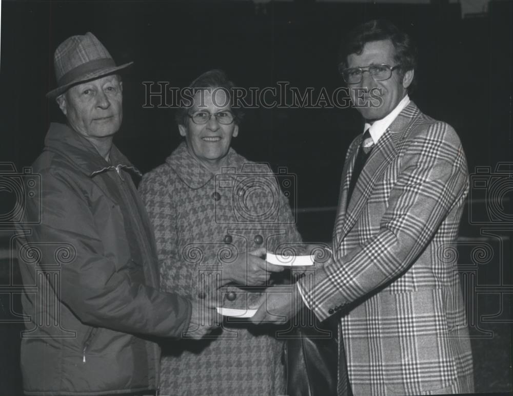 1973 Press Photo Larry Koentopp-Baseball Associate With Jess and Mabel Lockwood - Historic Images