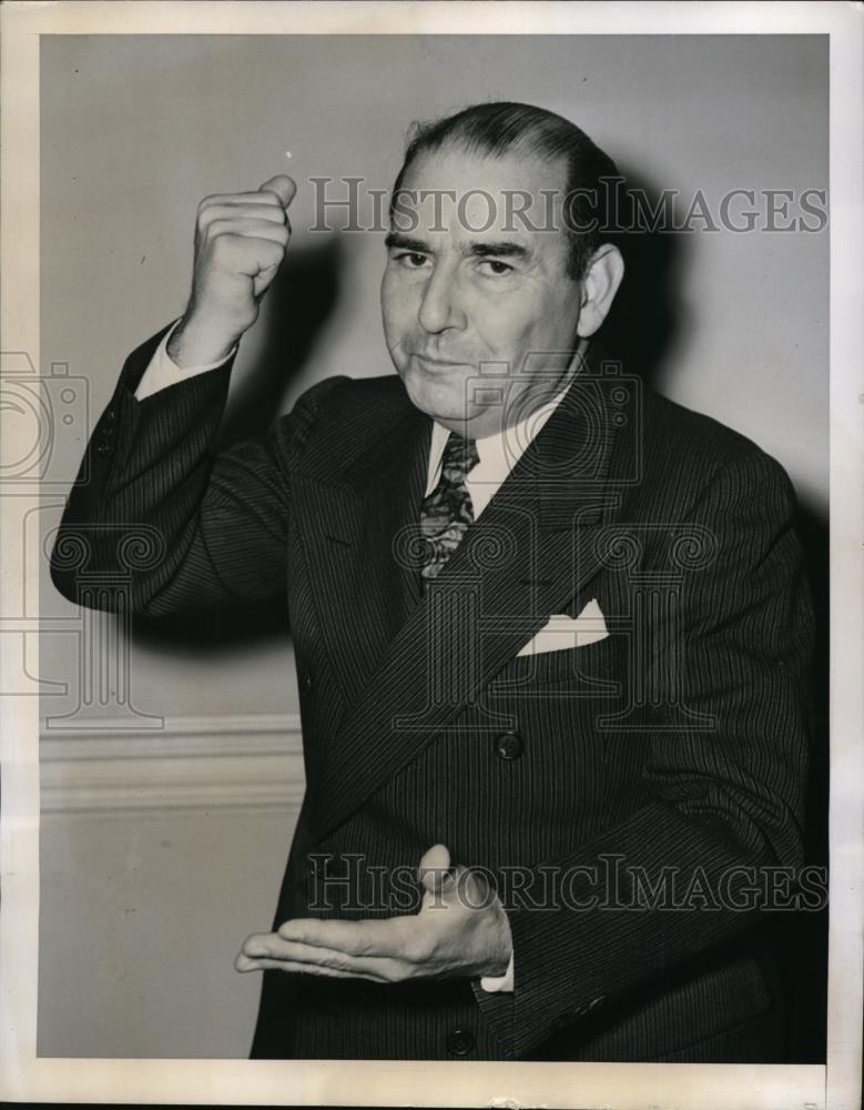 1943 Press Photo New York Councilman Walter Hart speaks at meeting NYC - Historic Images