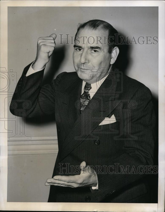 1943 Press Photo New York Councilman Walter Hart speaks at meeting NYC - Historic Images