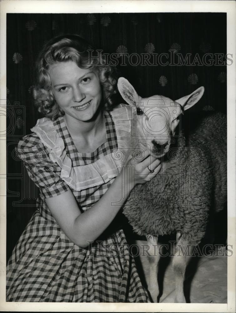 1942 Press Photo New York Gloria Hunter with Lamb Beauty Queen NYC - neny08285 - Historic Images