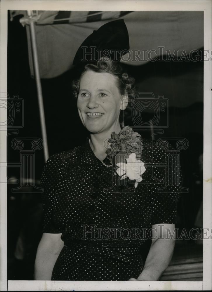 1939 Press Photo New York Mrs Ian PC Napier aboard SS Queen Mary NYC - neny07270 - Historic Images