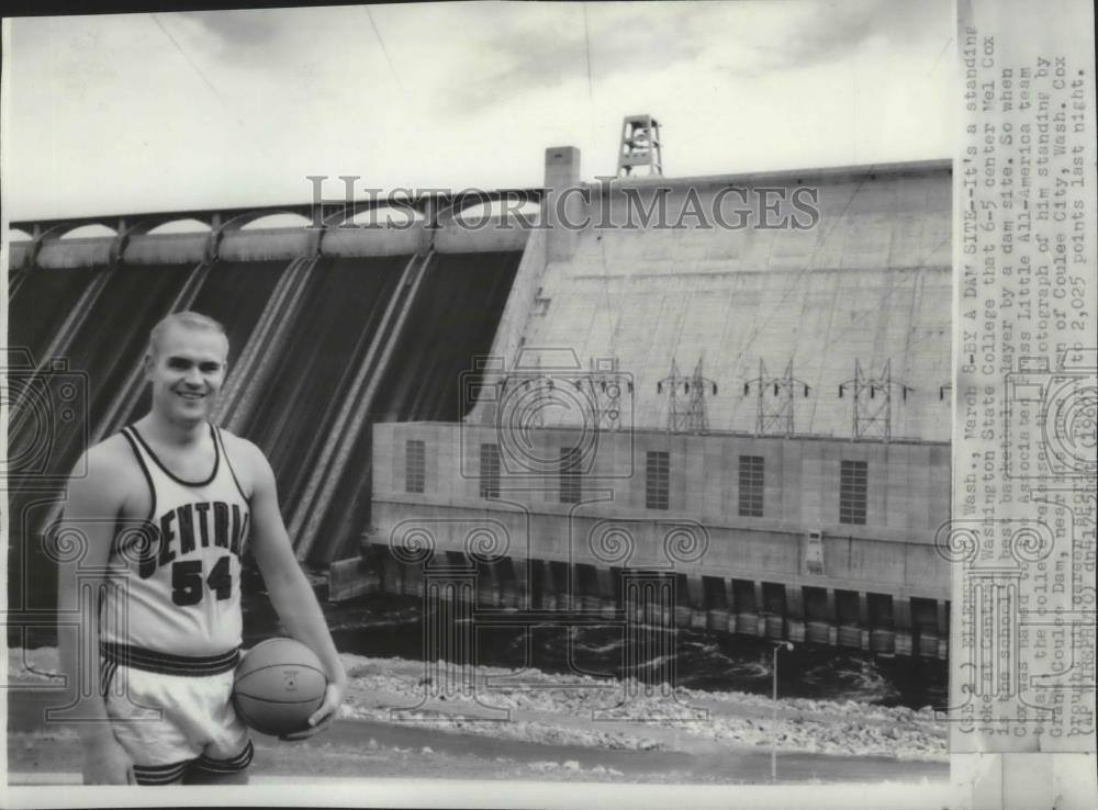 1967 Press Photo Basketball player, Mel Cox, poses by the Grand Coulee Dam - Historic Images