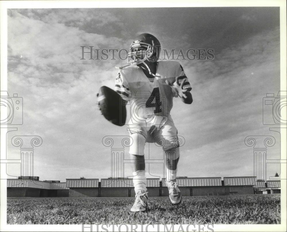 1987 Press Photo Jason Hennig-COA Football Quarter Back Practicing - sps03202 - Historic Images