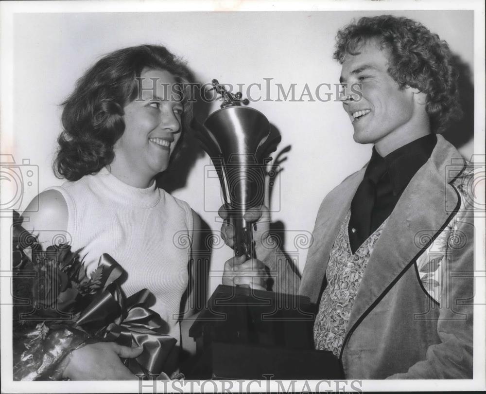 1977 Press Photo Bowler Elaine Halstrom and Kerry Novell - sps03319 - Historic Images