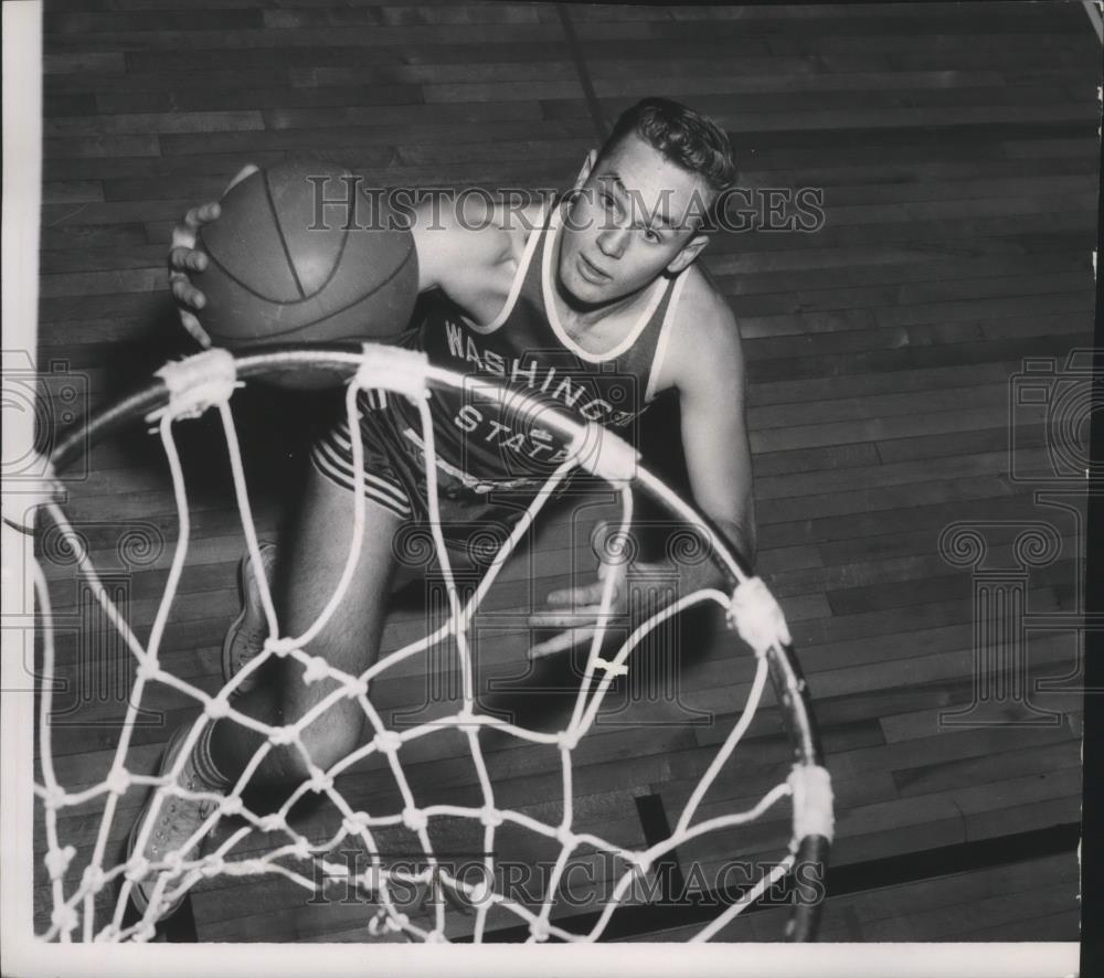 1954 Press Photo Bob Klouck of Washington State Basketball Reaches for Lay In - Historic Images