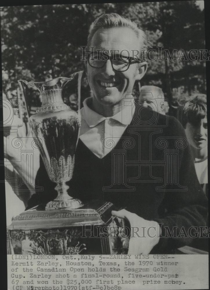 1970 Press Photo Golfer Kermit Zarley holds the Seagram Gold Cup - sps03511 - Historic Images