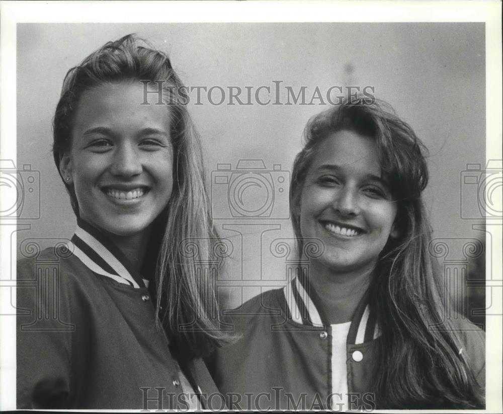 1992 Press Photo Michele Hawley, left, and cousin Hilary, High School Softball - Historic Images