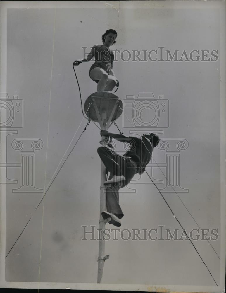 1942 Press Photo New York Betty and Benny Fox skipping rope 200 feet NYC - Historic Images