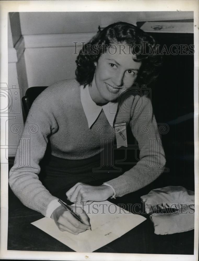 1943 Press Photo New York Janes Noyes made pillow for Soldiers Overseas NYC - Historic Images