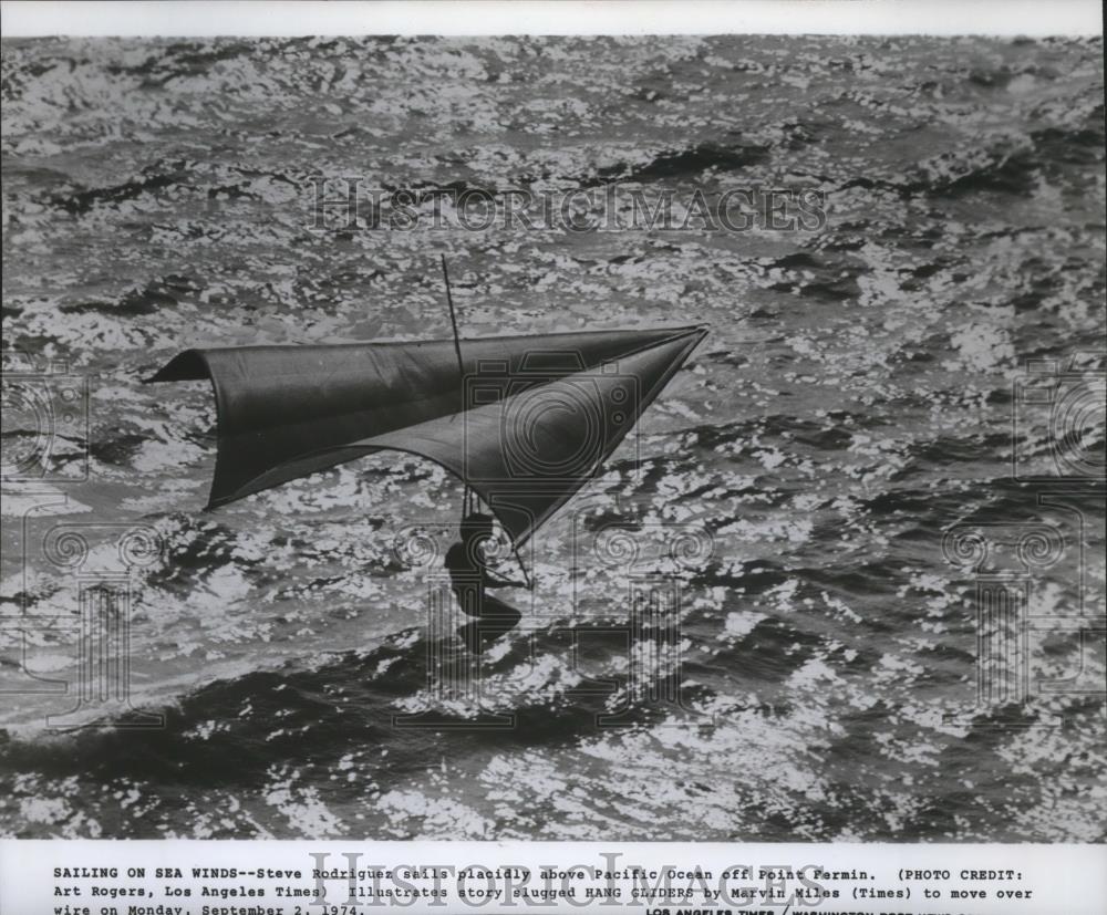 1974 Press Photo Steve Rodriguez sails above Pacific Ocean off Point Permin. - Historic Images