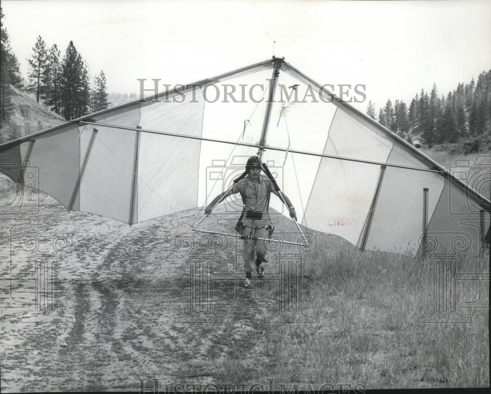 1976 Press Photo Glider Dan Alban - spa52495 - Historic Images