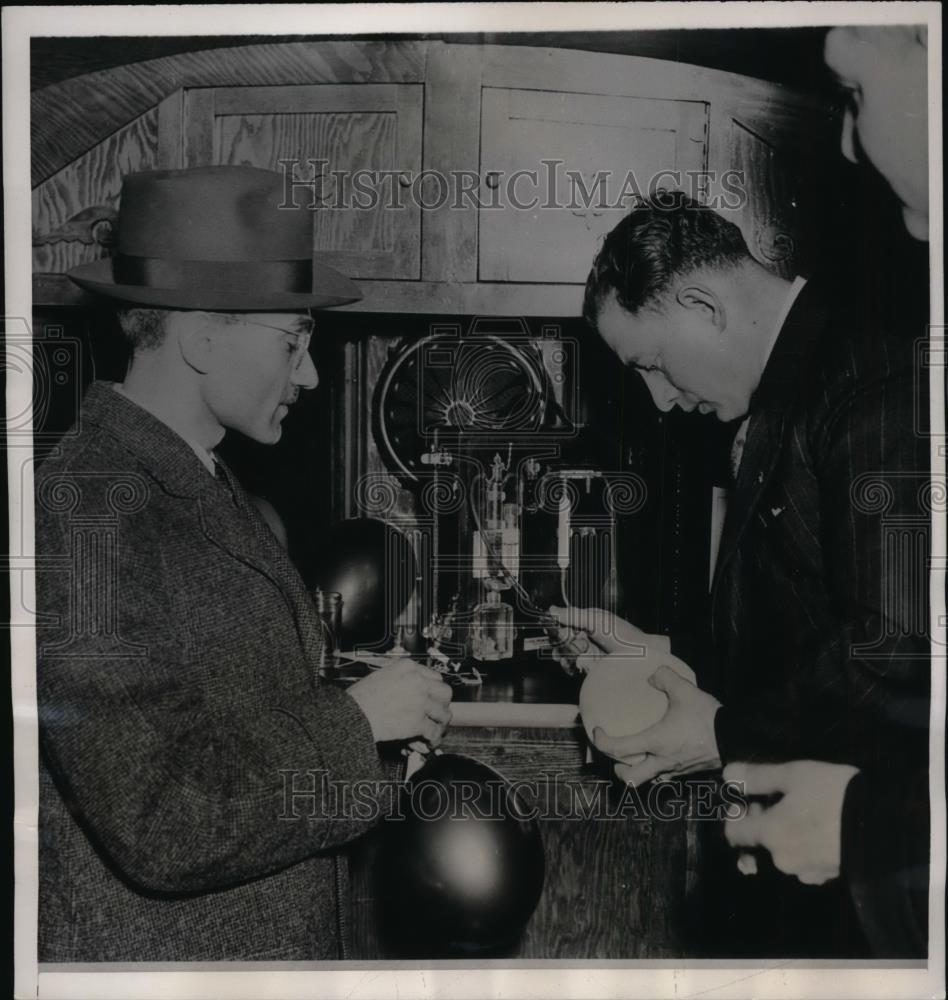 1939 Press Photo New York Balloon passed through a Test Liquor Use NYC - Historic Images
