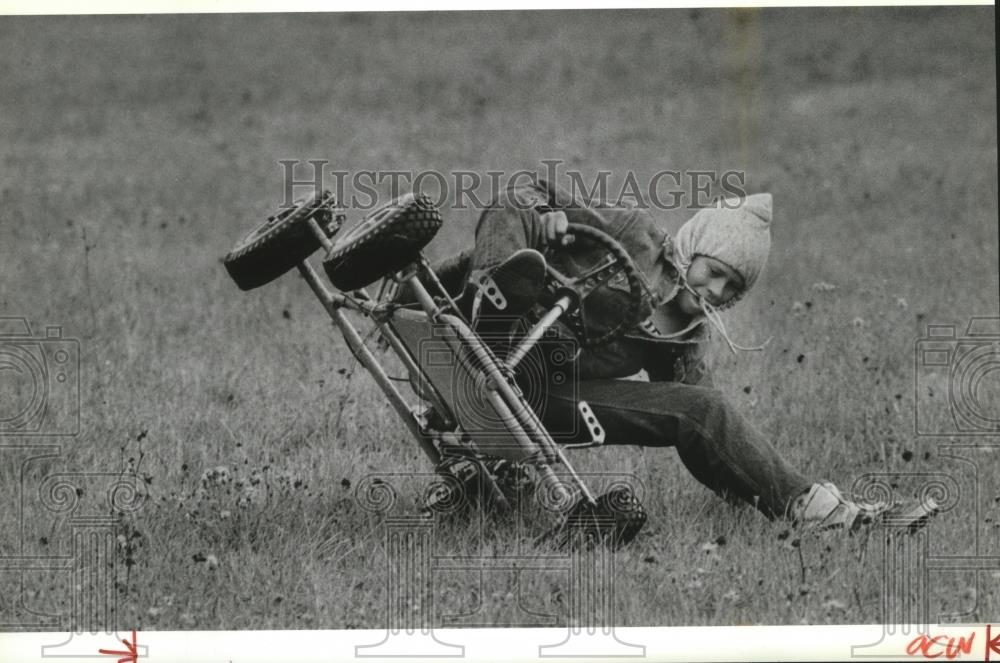 1989 Press Photo Jared Wilson almost tilted over his friend's go-cart in a field - Historic Images