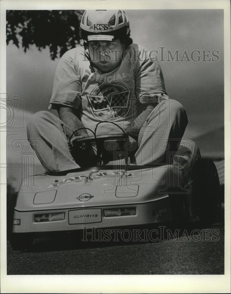 1989 Press Photo Dennis Patchin competes in the Mini Grand Prix - spa55556 - Historic Images