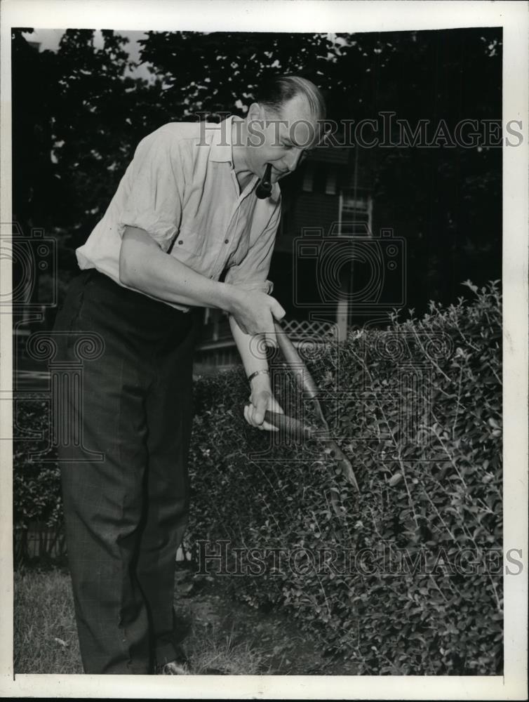 1942 Press Photo New York Attorney General John J Bennett clips hedges NYC - Historic Images