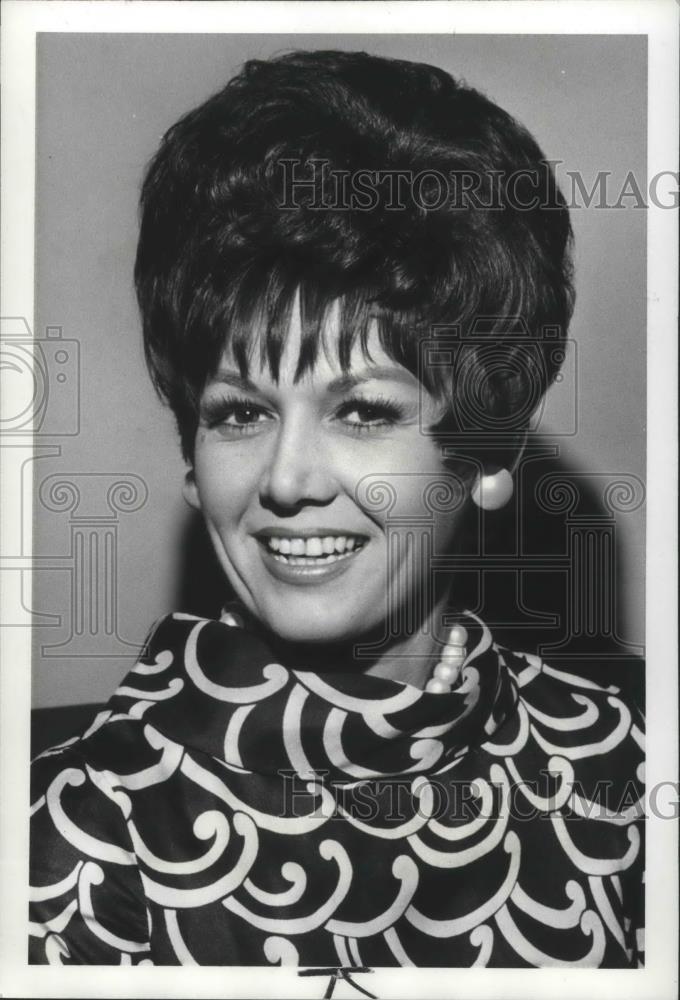 1967 Press Photo Skating Star, Aja Zanova, is writing her auto-biography. - Historic Images