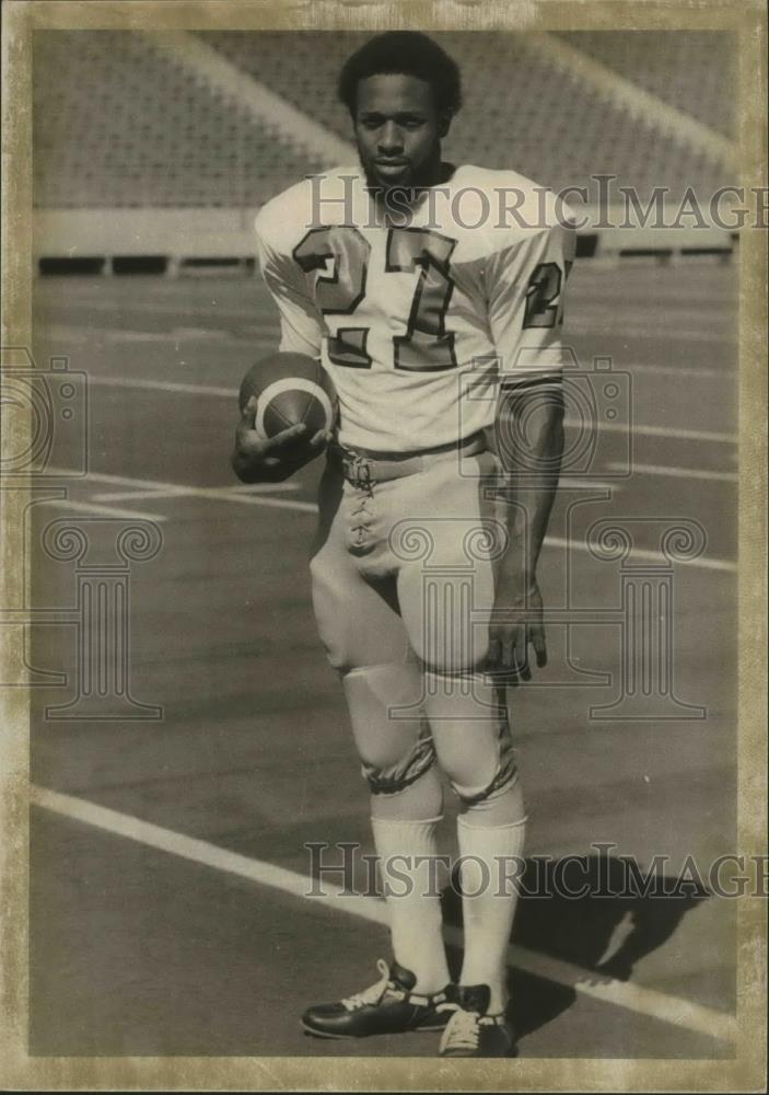 1976 Press Photo Gerone Dowdy-Football Player Poses in Uniform on the Field - Historic Images