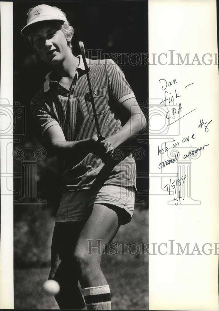 1984 Press Photo Coeur d&#39;Alene golfer, Dan Fink, makes hole in one, wins tourney - Historic Images