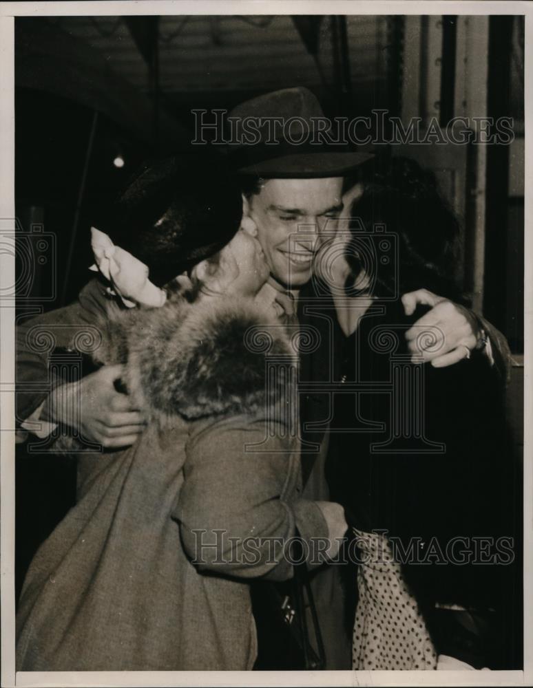 1939 Press Photo Hoboken Two women greet man on the Batory HNJ - neny07240 - Historic Images