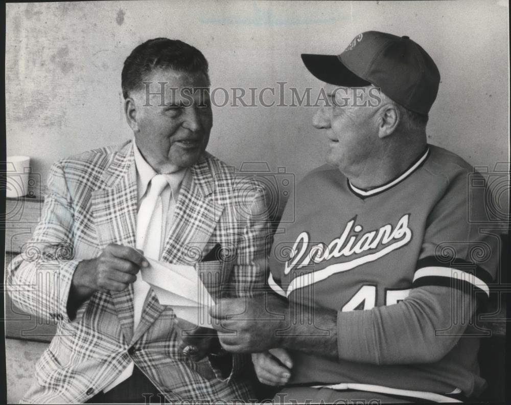 1974 Press Photo Frank Lane-Baseball Veteran Speaking With Other - sps02943 - Historic Images