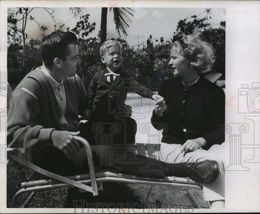 Press Photo Hank Fischer with Family at Spring Training West Palm Beach, FL - Historic Images