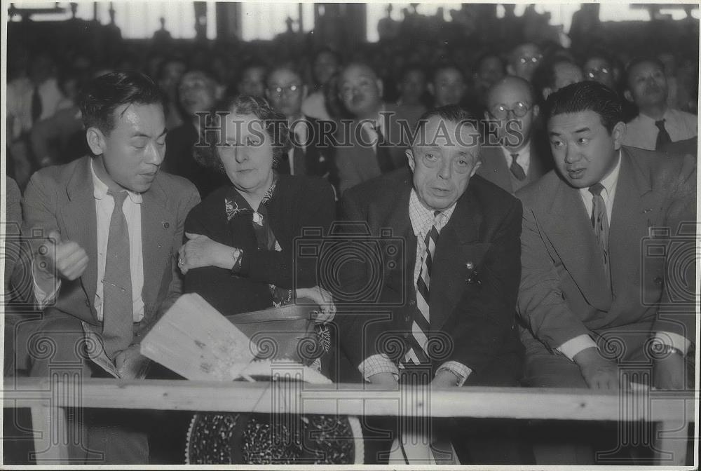 1950 Press Photo Mr &amp; Mrs Spink at ballgame in Tokyo With Officials of Newspaper - Historic Images