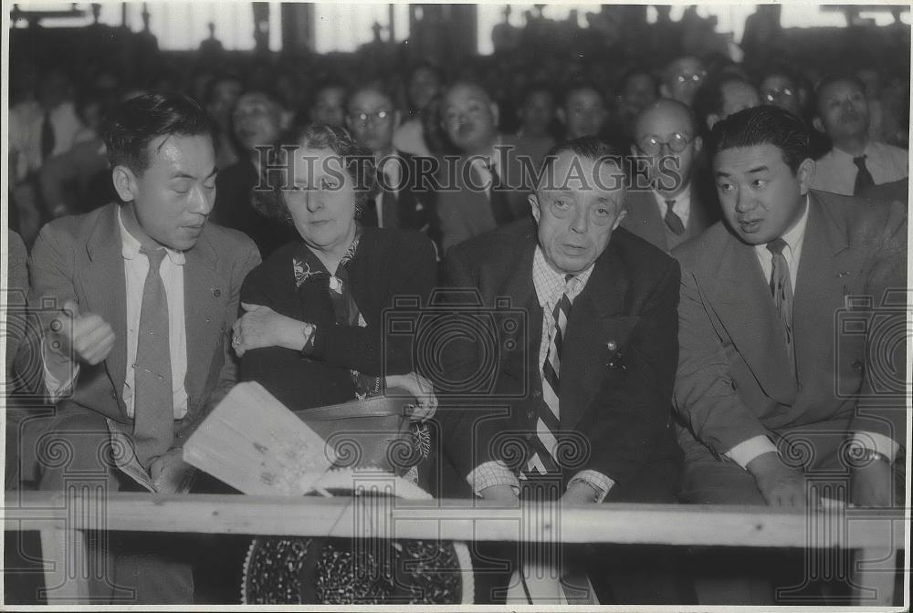 1950 Press Photo Mr & Mrs Spink at ballgame in Tokyo With Officials of Newspaper - Historic Images