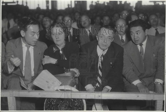 1950 Press Photo Mr & Mrs Spink at ballgame in Tokyo With Officials of Newspaper - Historic Images