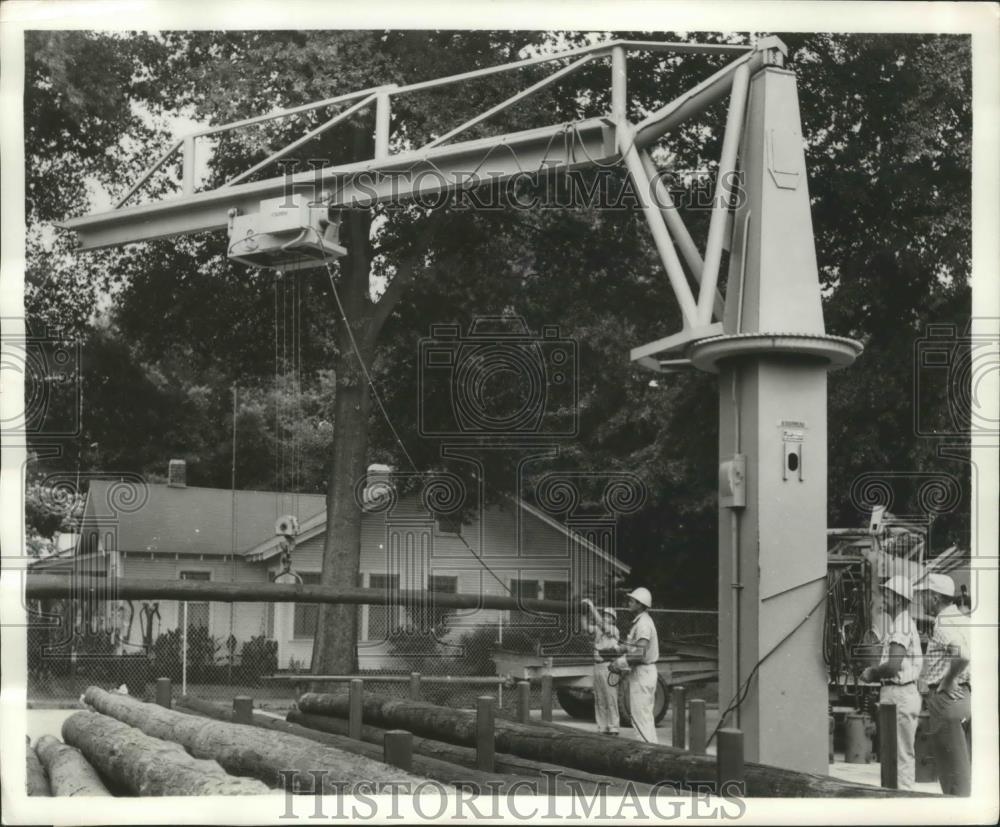 1961 Press Photo workers installed electrical poles with LeTourneau jib crane - Historic Images