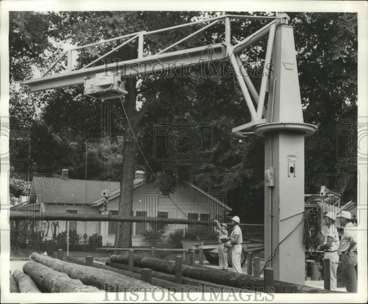 1961 Press Photo workers installed electrical poles with LeTourneau jib crane - Historic Images