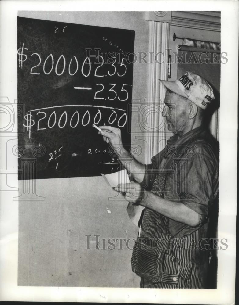 1941 Press Photo Repairman Louis Trout of St Louis Billed Banking Firm $2.35 - Historic Images