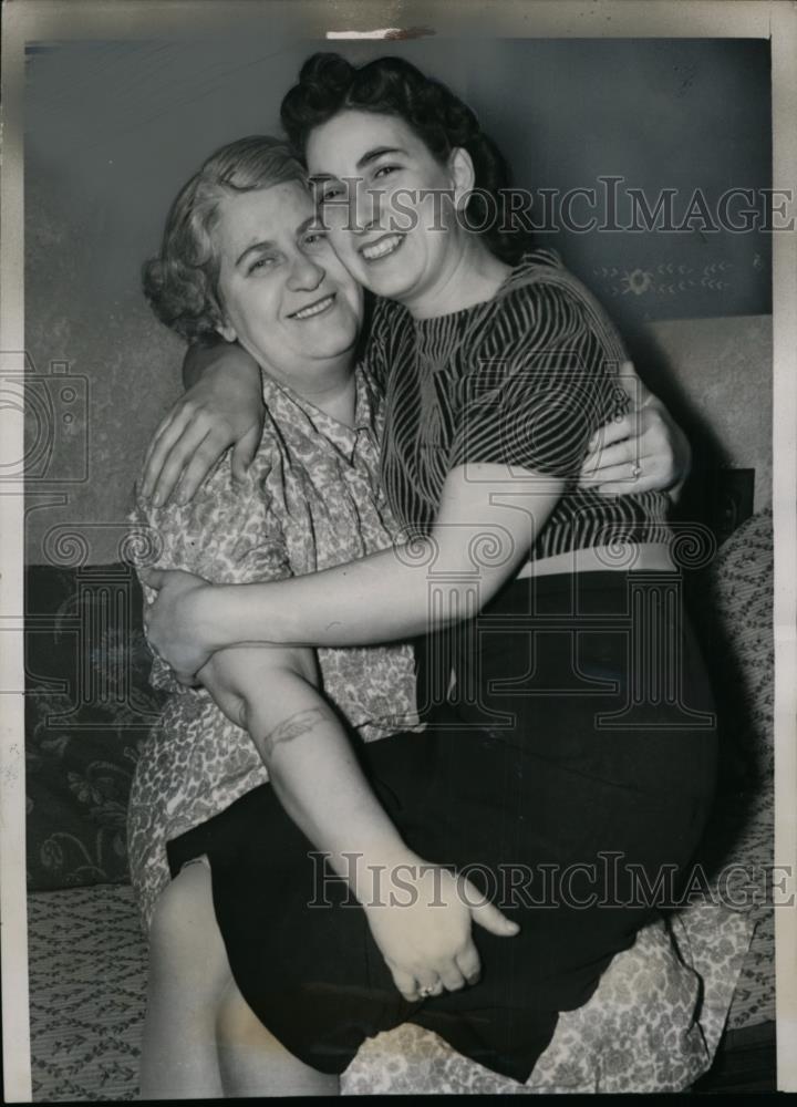 1939 Press Photo Mary Goodenough of St Louis Reunited with Daughter Shirley Dove - Historic Images