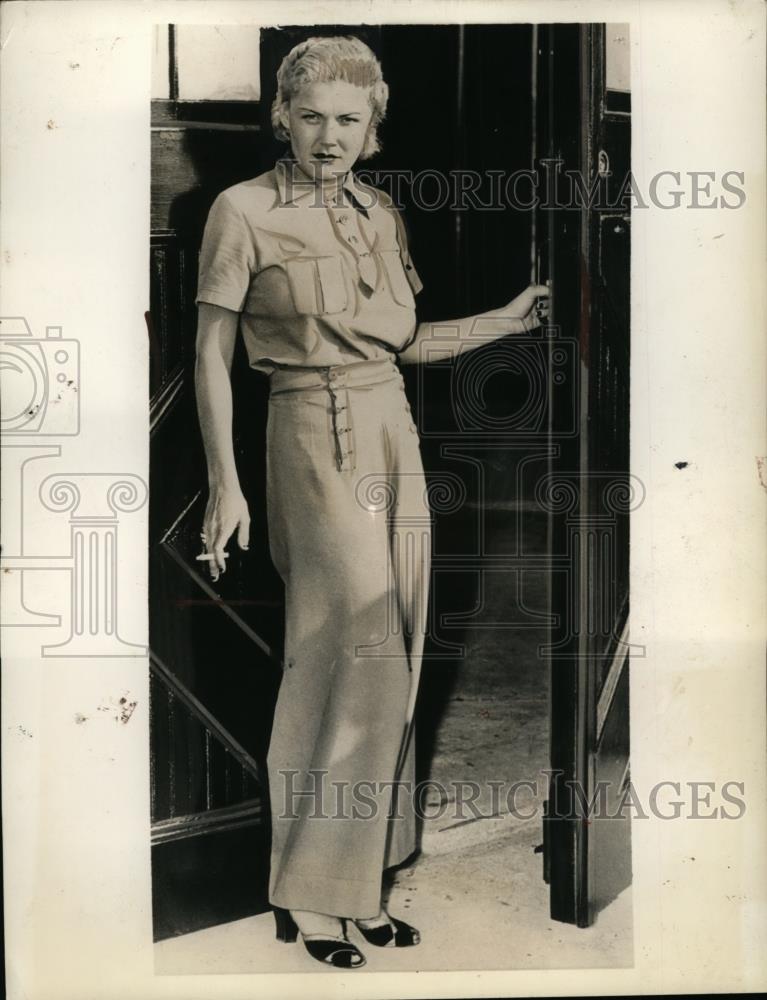 1935 Press Photo Marcelle Edwards Manville at her home in New Rochelle NY - Historic Images