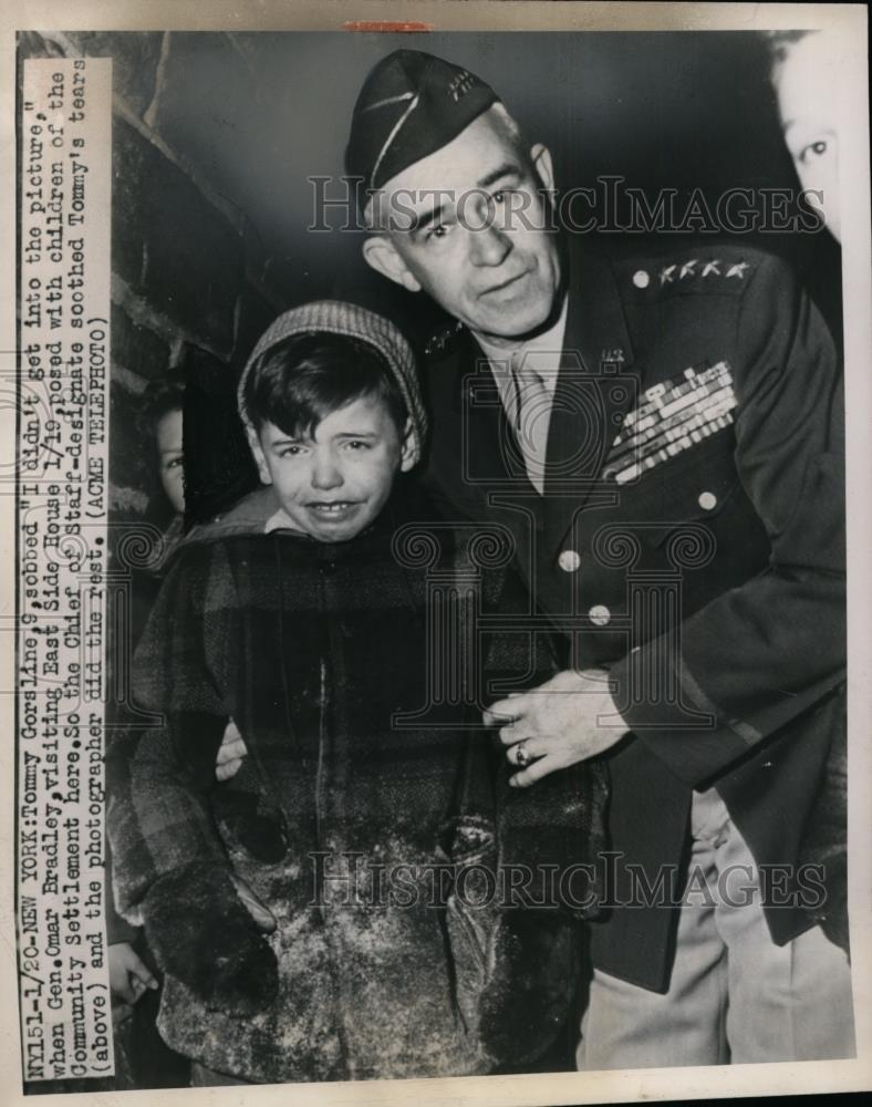 Press Photo Gen. Omar Bradley Poses with 9-Year-Old Tommy Gorsline - neo01698 - Historic Images