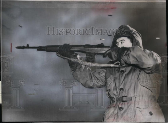 1952 Press Photo A GI shown firing new lightweight rifle for the US Army - Historic Images
