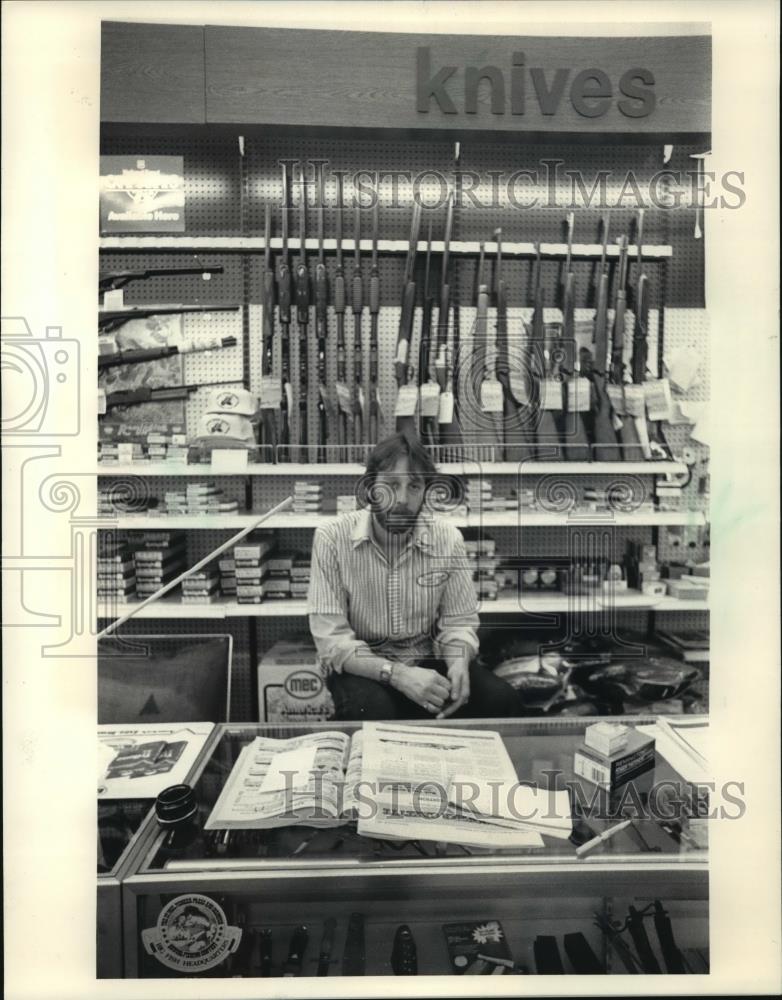 1987 Press Photo Larry Loch in Cable, Wisconsin sporting goods store - mja60230 - Historic Images