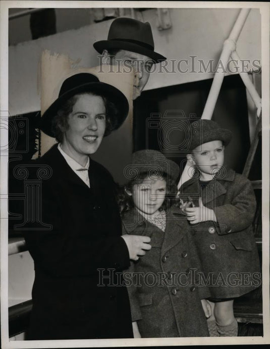 1941 Press Photo Per Gustav A. Wijkman & Family at Jersey City, New Jersey - Historic Images
