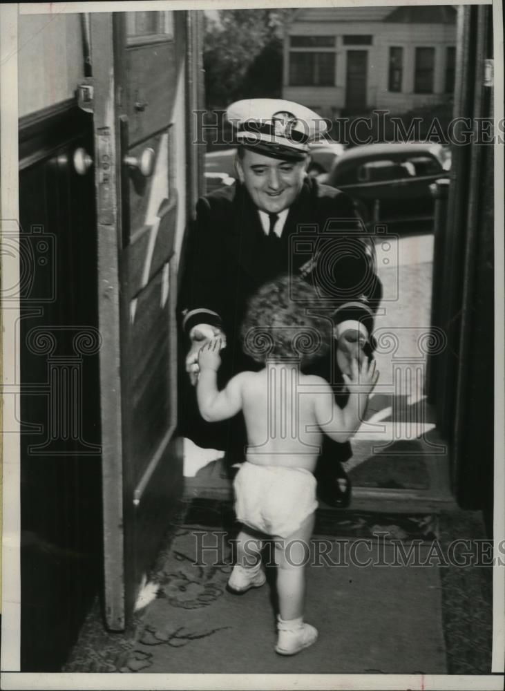 1943 Press Photo Navy Officer Ensign George Olsen greeted by daughter Darleen - Historic Images