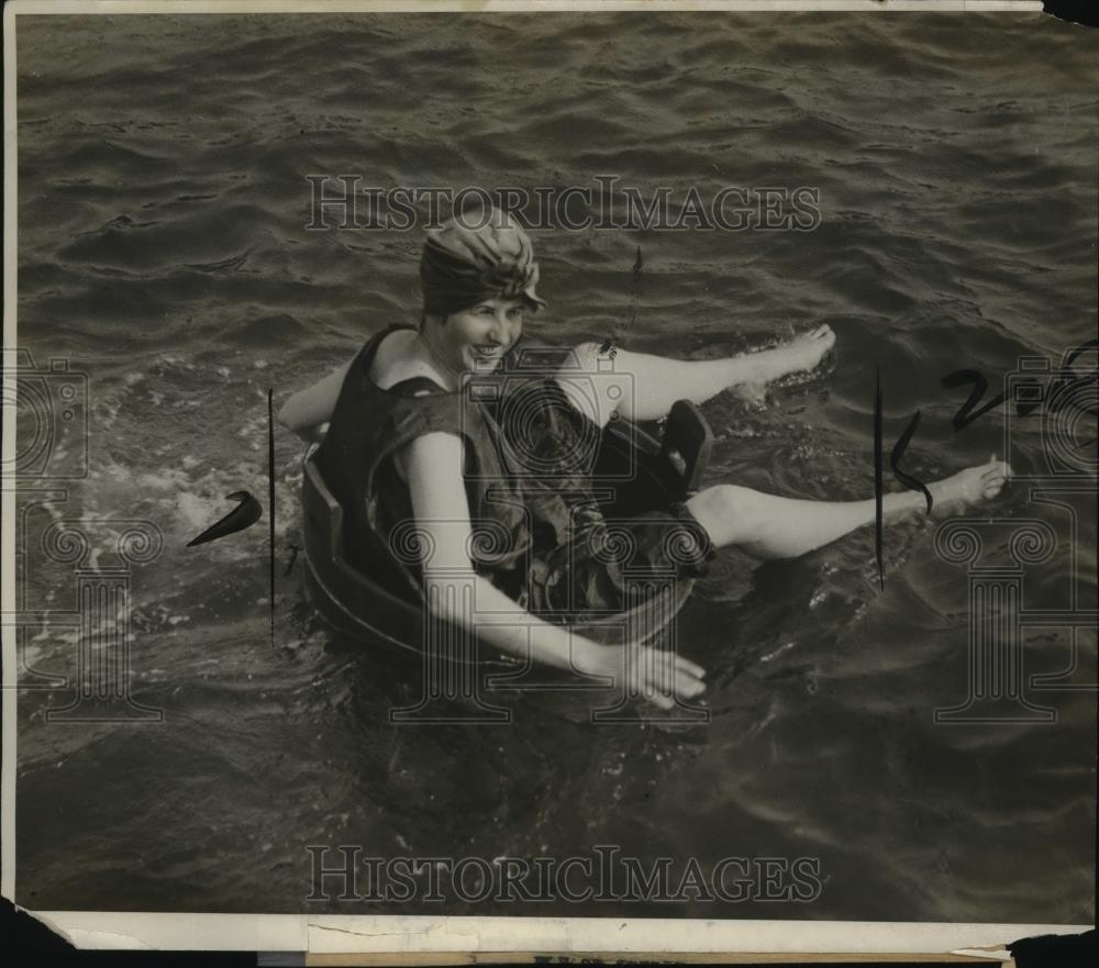 1926 Press Photo Mrs Claflin Breese at Southampton Water Carnival - neo04198 - Historic Images