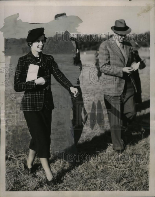 1936 Press Photo Mr. & Mrs. Robert Powell, Vynwyan Pasley West Hills Race Meet - Historic Images