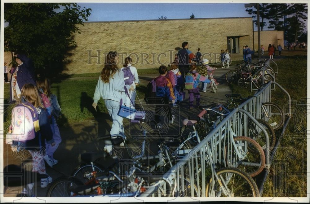 1993 Press Photo Students in Kalaska, Michigan after District is Unable to Bus - Historic Images
