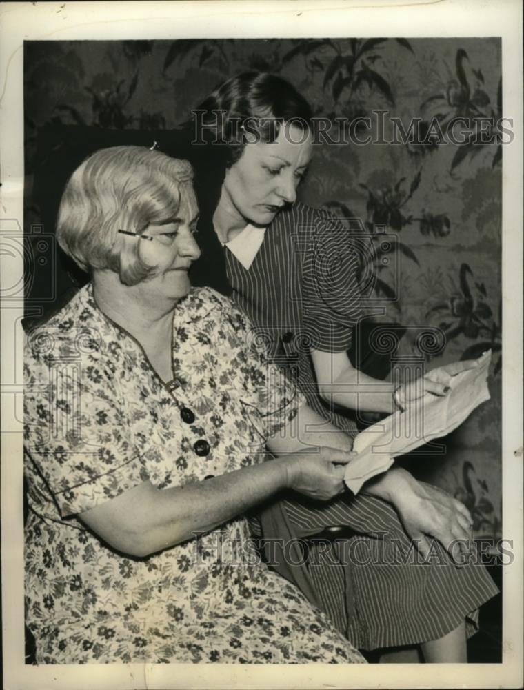 1938 Press Photo Sadie Monsson &amp; Daughter Sally Receiving Good &amp; Bad News - Historic Images