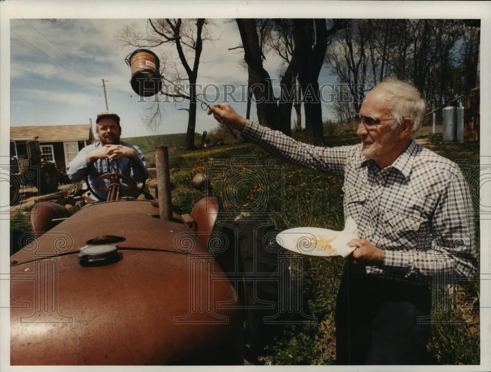 1989 Press Photo Doug and Harold Thomas Puff Low Fat Cheese Curds Using Muffler - Historic Images