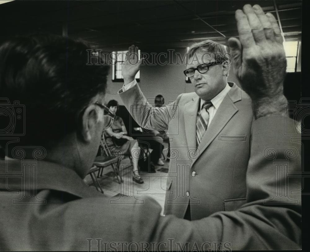 1980 Press Photo Timothy Braaten Being Sworn in Mequon, Wisconsin Police Chief - Historic Images