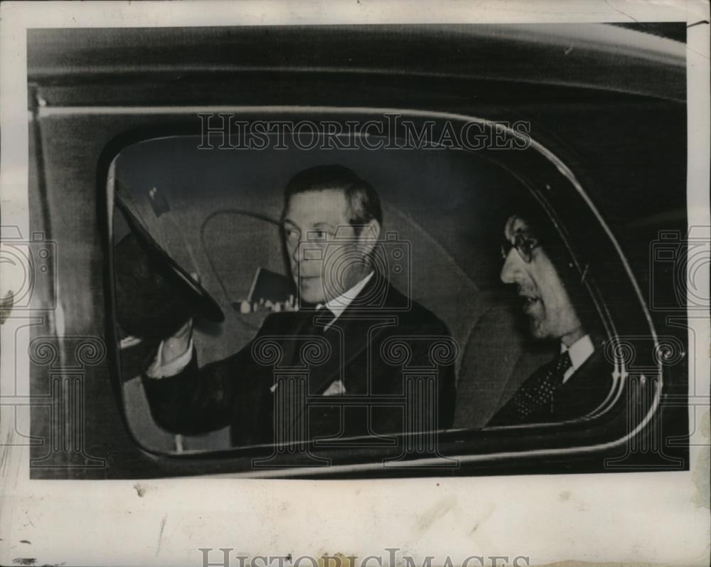 1939 Press Photo Duke of Windsor leaving Buckingham Palace in London England - Historic Images