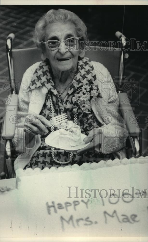 1984 Press Photo Mae Bruhns at her 100th Birthday, Methodist Manor - mja62774 - Historic Images