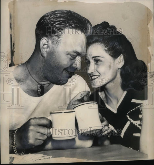 1948 Press Photo Marion Williams & Wife Grace After Flying Home for Her Funeral - Historic Images