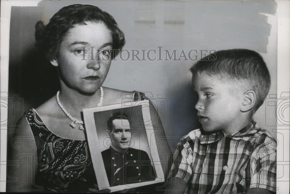 1955 Press Photo Mrs. Phillip Andrews &amp; Son Jimmy with photo of Lt. Alan Murdock - Historic Images